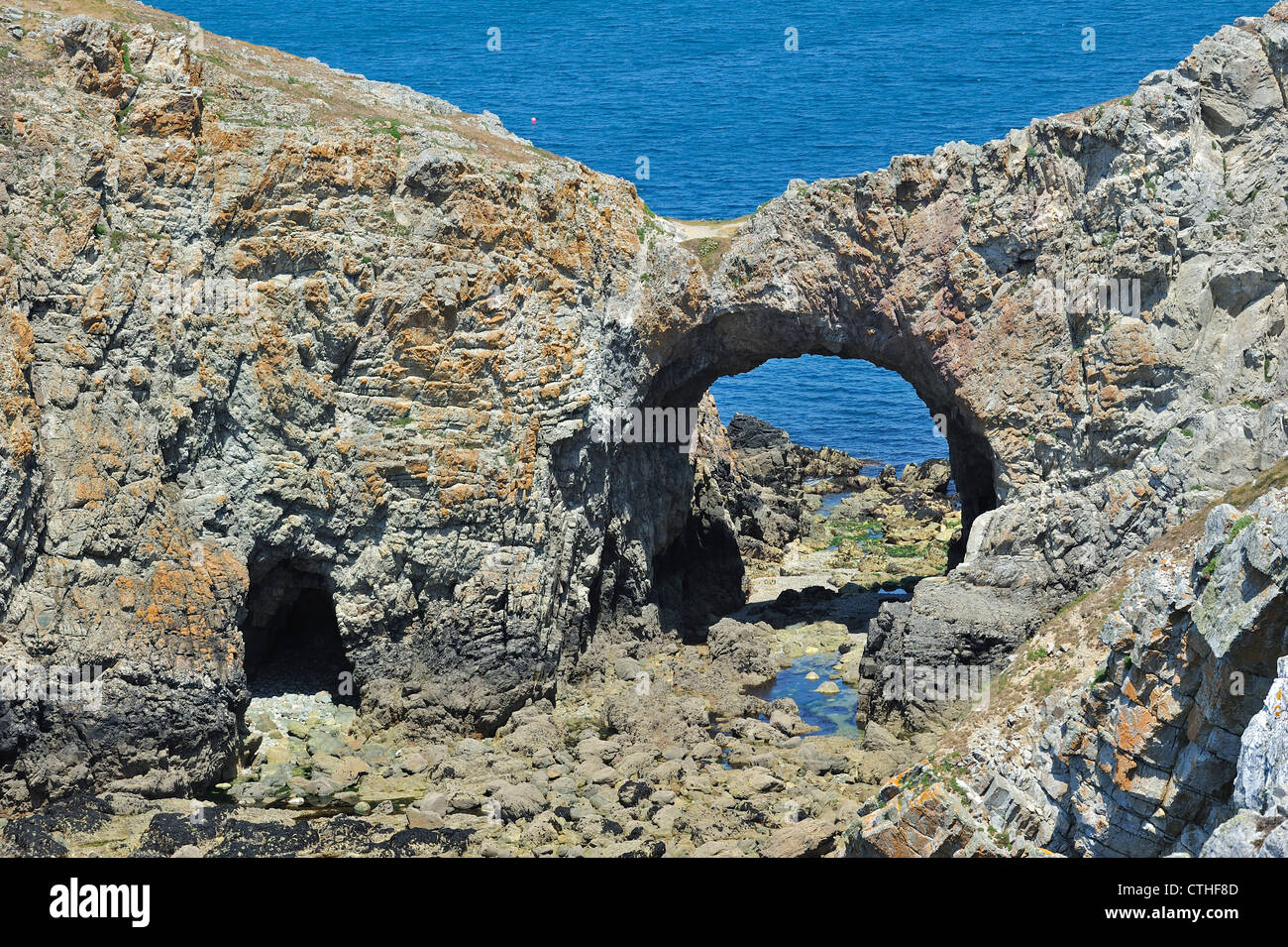 La formazione di roccia e arco naturale a causa di erosione di acqua château de Dinan A la Pointe de Dinan, Finistère Bretagna, Francia Foto Stock