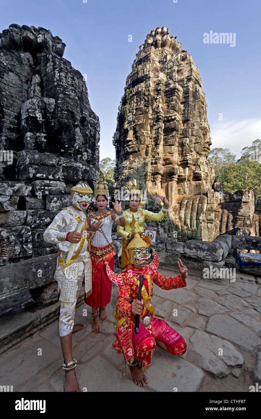 Ballerini in costumi tradizionali in corrispondenza di tempio Bayon, Angkor Wat, Cambogia, Asia Foto Stock