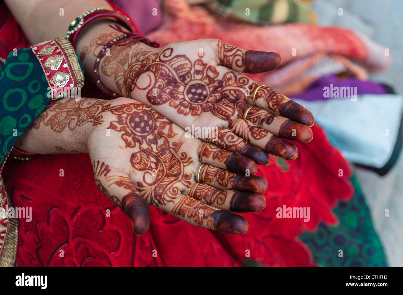 Una donna indiana con Henna Tattoos sulle mani, India Foto Stock