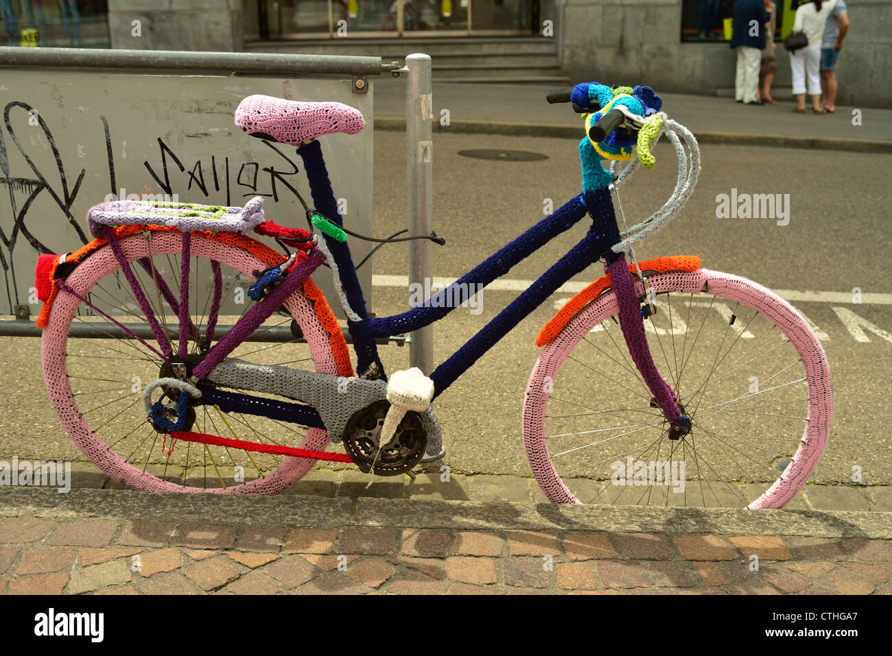 Bike coperti da lana colorata.parte di un concetto di arte. Basel, Svizzera Foto Stock