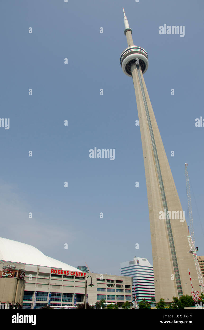 Canada Ontario, Toronto. Vista della CN Tower dal Roundhouse Park. Il Rogers Centre in distanza. Foto Stock