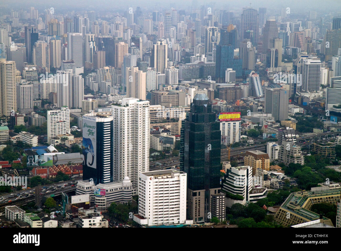 Vista del paesaggio urbano di Bangkok prese dal Baiyoke Tower II mostra l'inquinamento atmosferico e lo smog, Thailandia. Foto Stock