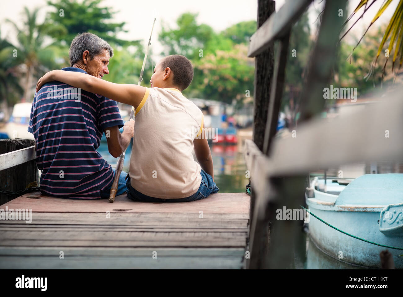 La gente e la ricreazione, senior uomo e ragazzo di pesca insieme sul lago Foto Stock