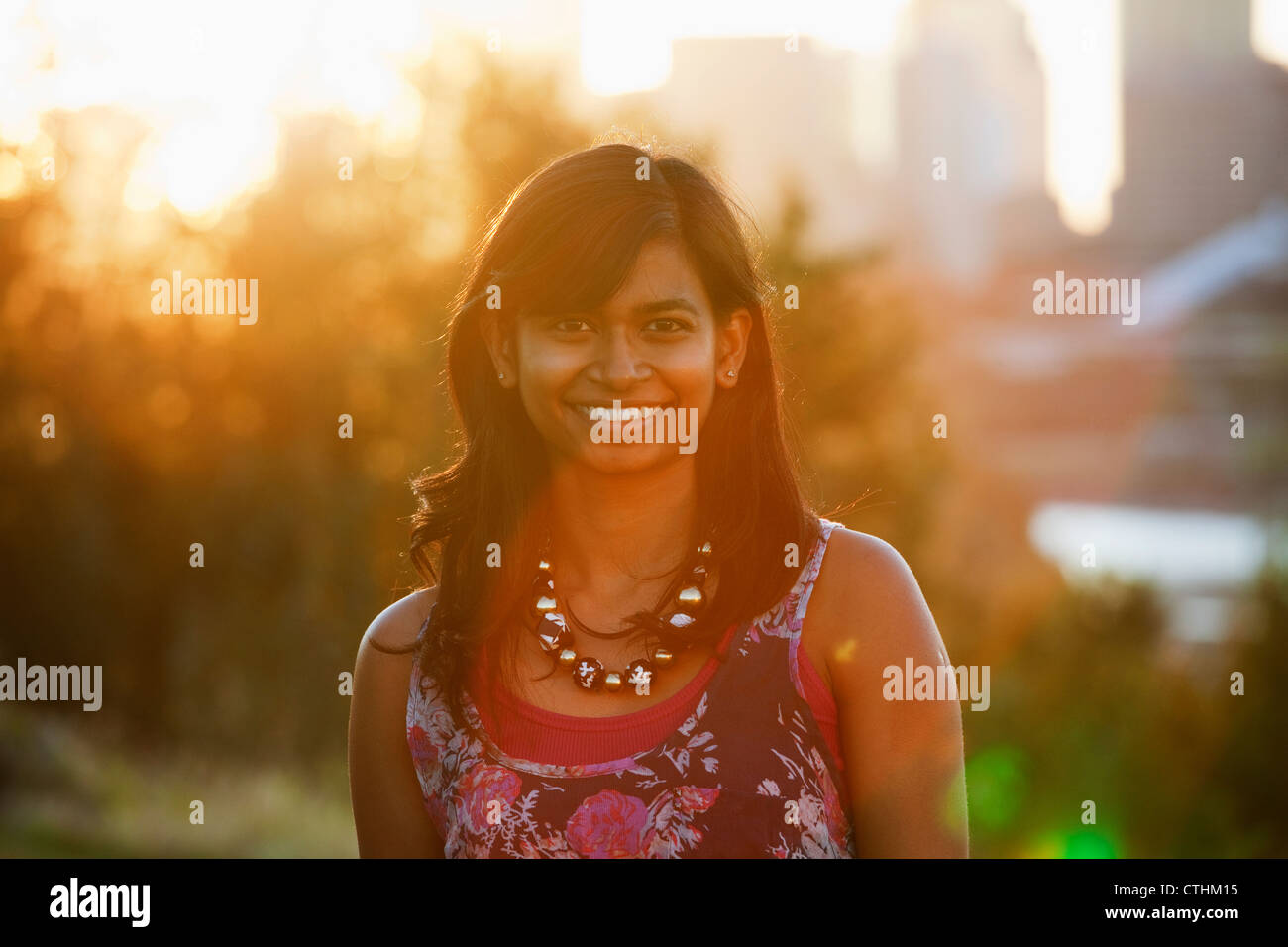 Ritratto di un giovane est donna indiana; Edmonton, Alberta, Canada Foto Stock