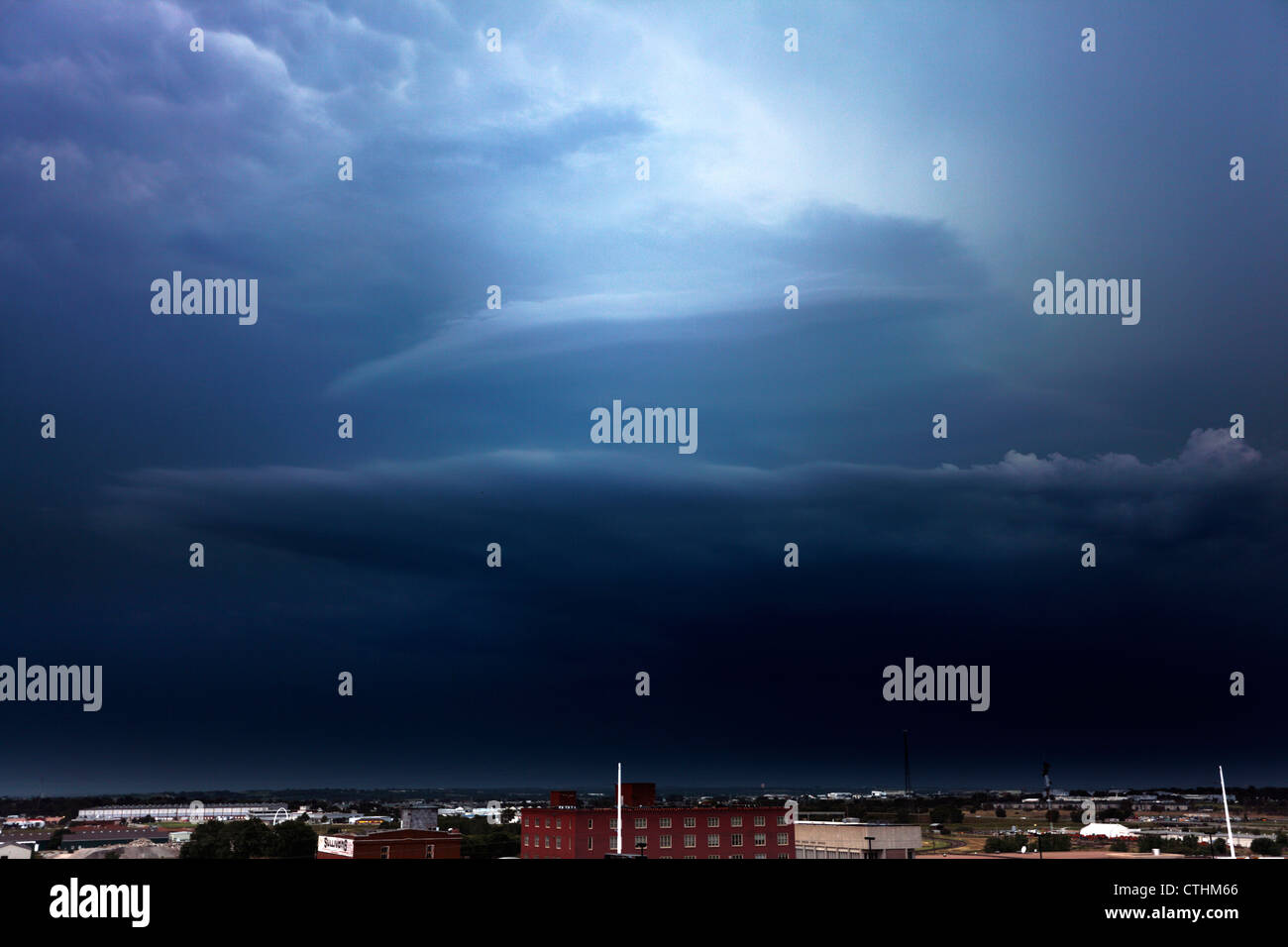 Luce blu fissa da un fulmine e pieno di pioggia, un supercell temporale. Foto Stock