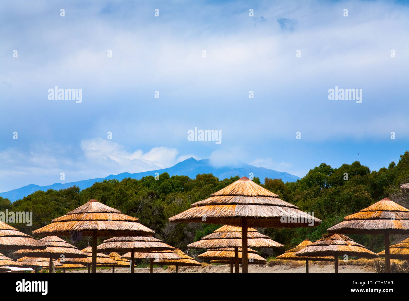 Vista sull'Etna dal mare San Marco Beach vicino a Taormina, Sicilia Foto Stock