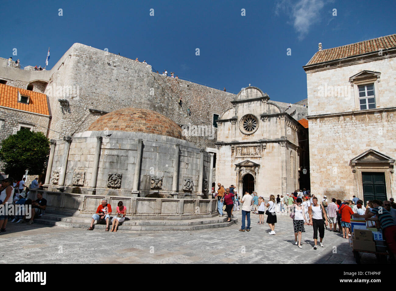 Onofrio Fontana e la chiesa di San Salvatore, ingresso delle mura della città di Dubrovnik, Croazia Foto Stock
