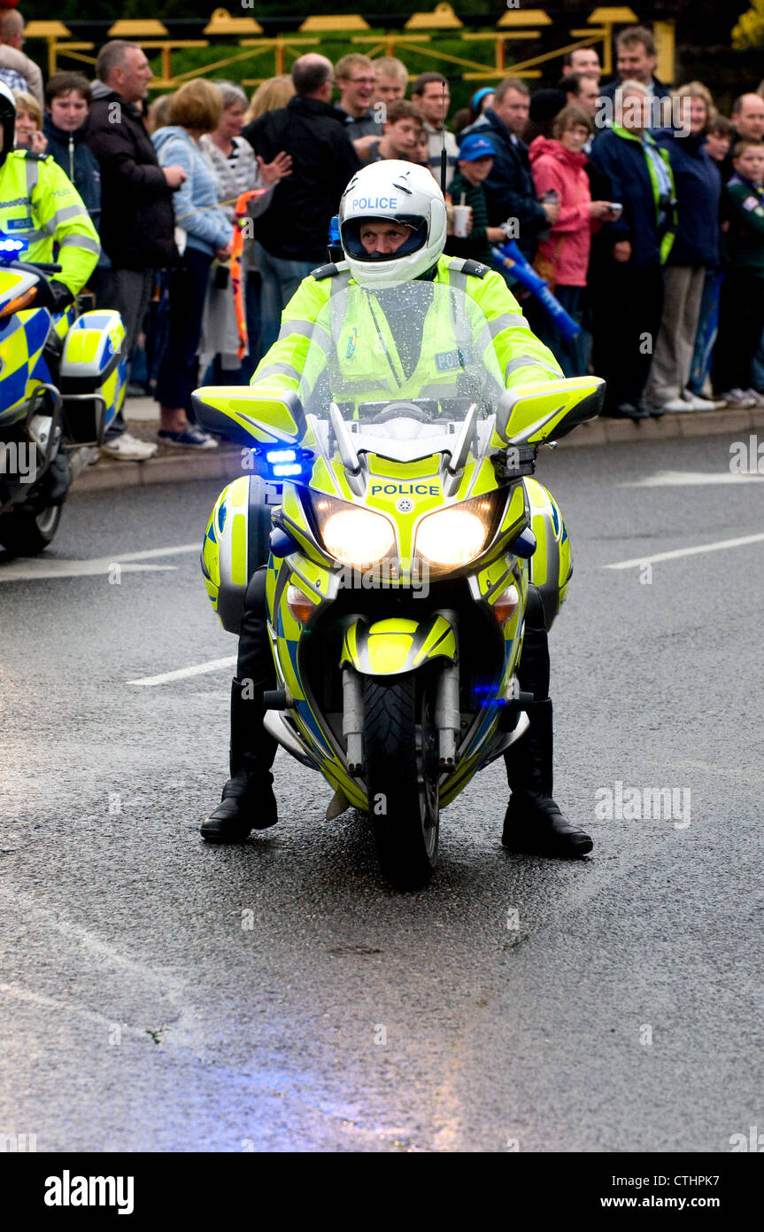 La polizia moto rider vista frontale con luci lampeggianti indossando full high viz kit Foto Stock