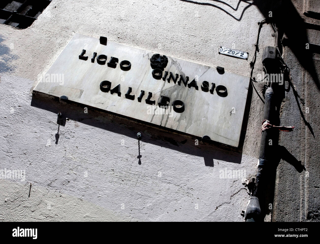 Segno da parte di ingresso della scuola nel centro di Firenze, Italia Foto Stock