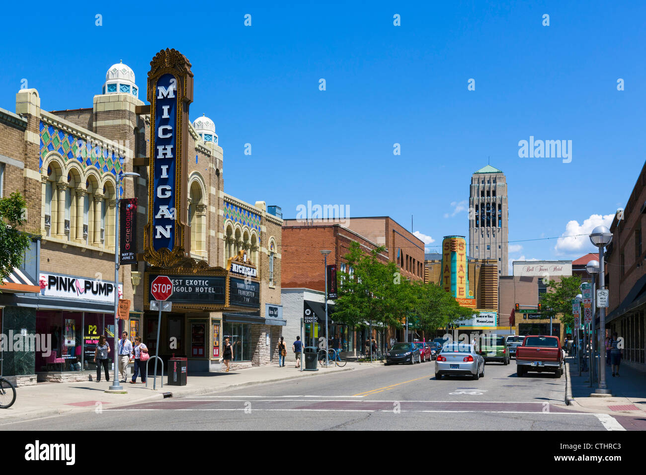 East Liberty Street nel centro cittadino con storico Teatro del Michigan a sinistra e il Teatro di Stato di distanza, Ann Arbor, Michigan, Stati Uniti d'America Foto Stock