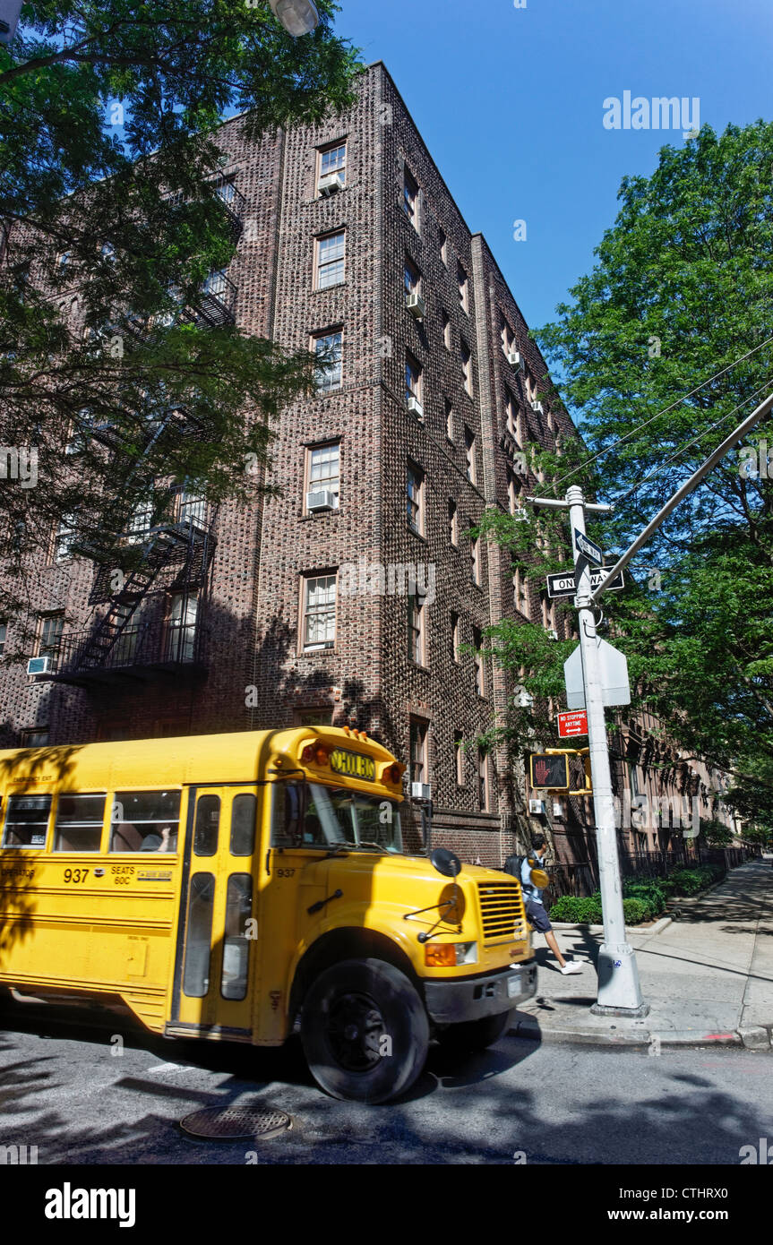 Scuola Bus a Brooklyn notti qua, Marrone case di pietra, New York Foto Stock