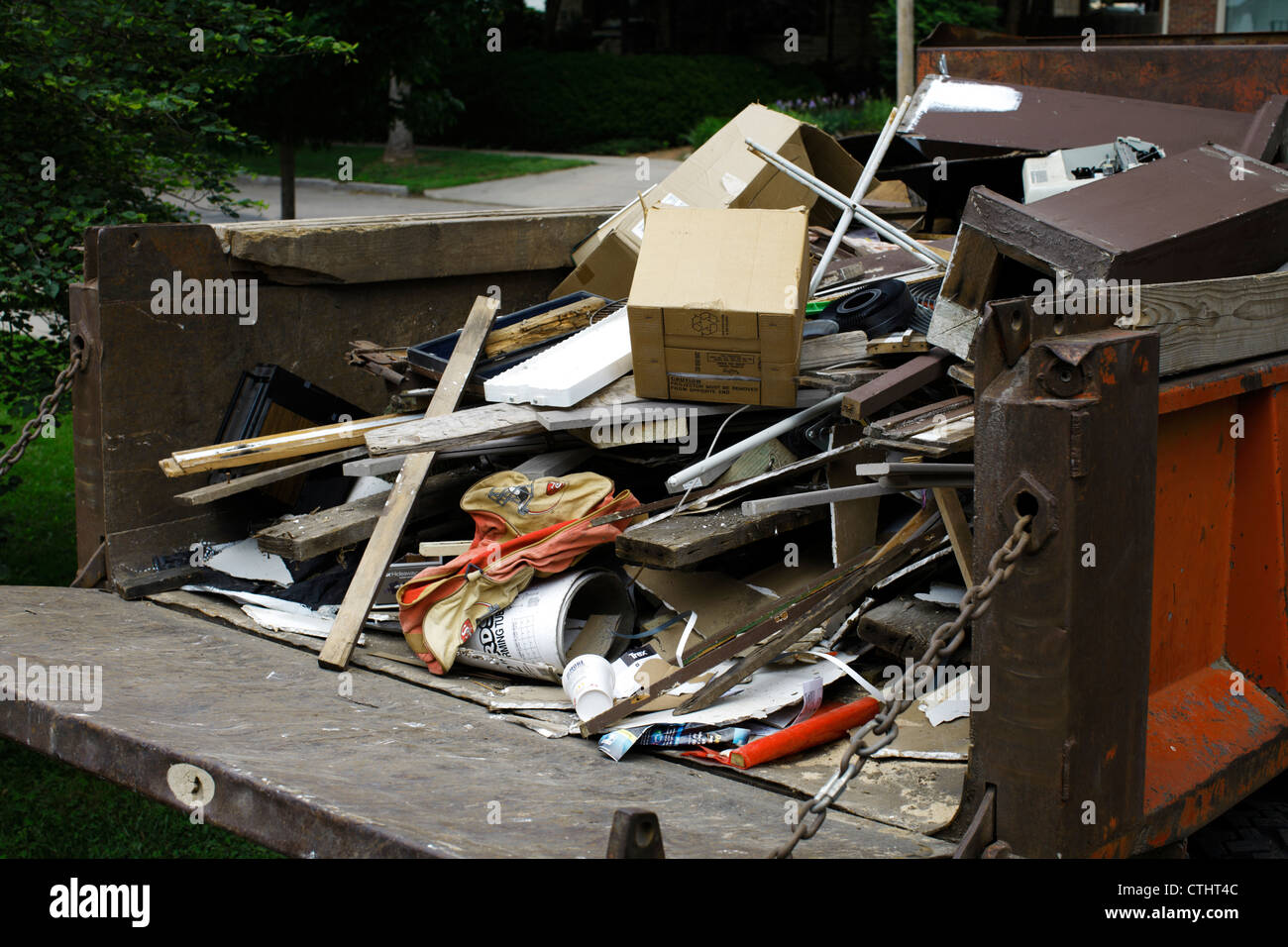 Camion riempito con vari oggetti, scatole, legname e rifiuti domestici. Foto Stock