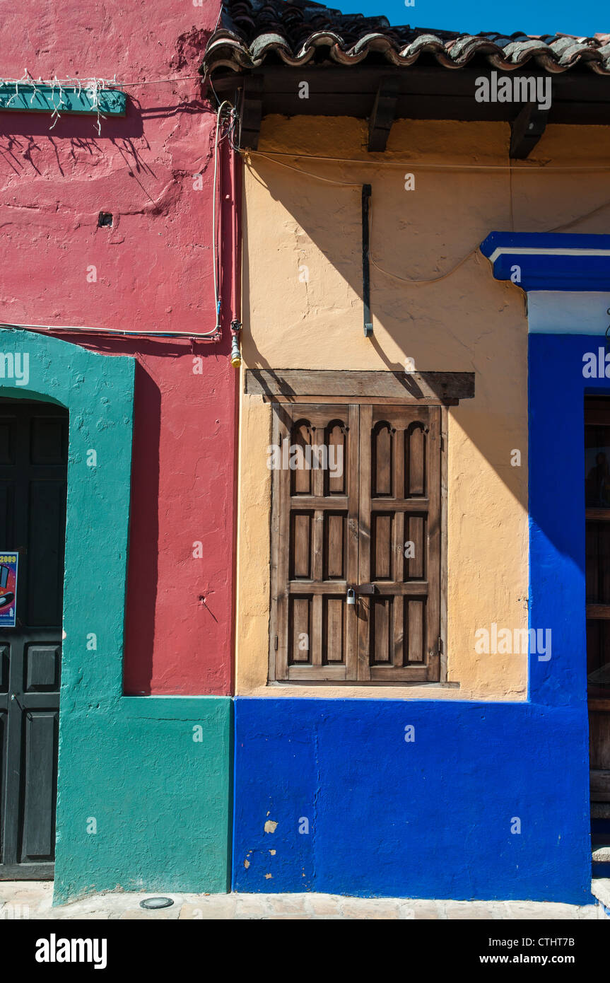 Colorate case messicane contro il cielo blu Foto Stock