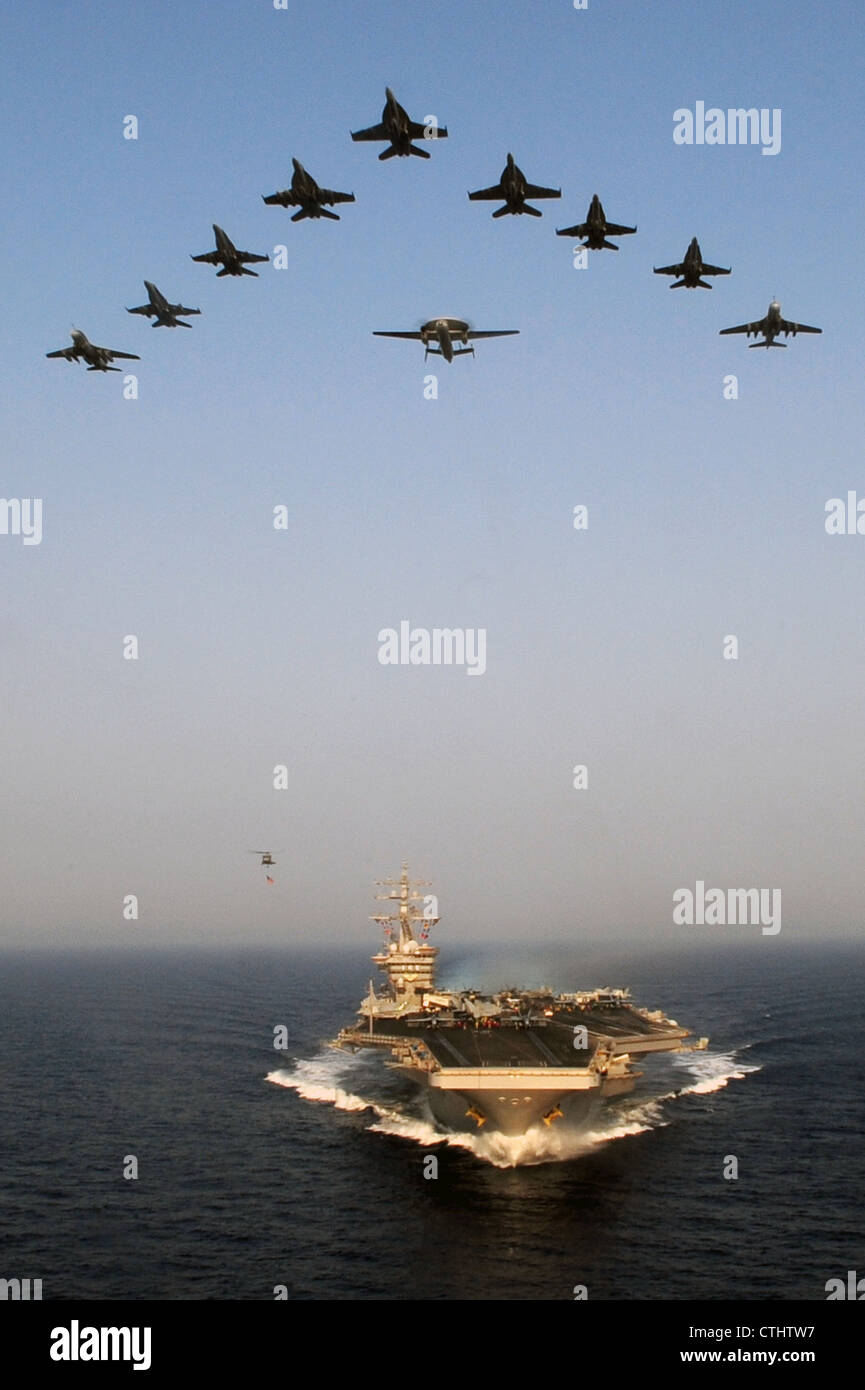 Gli aeromobili della Carrier Air Wing (CVW) 7 sorvolano la portaerei di classe Nimitz USS Dwight D. Eisenhower (CVN 69). Dwight D. Eisenhower è in fase di implementazione programmata a supporto delle operazioni di sicurezza marittima e degli sforzi di cooperazione per la sicurezza teatrale nelle aree di responsabilità della 5a e 6a flotta degli Stati Uniti. Foto Stock