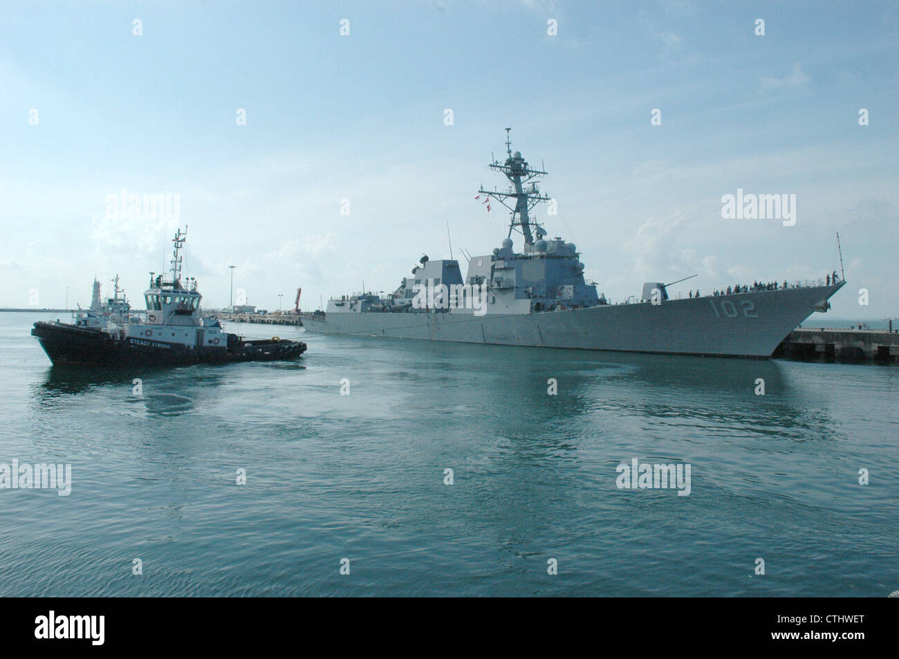 Il cacciatorpediniere guidato missilistico USS Sampson (DDG 102) si mette in moto per la fase in mare della cooperazione a galla Readiness and Training (CARAT) Singapore 2012. IL CARAT è una serie di esercitazioni militari bilaterali tra la Marina militare degli Stati Uniti e le forze armate di Bangladesh, Brunei, Cambogia, Indonesia, Malesia, Filippine, Singapore e Thailandia. Timor Est si unisce all'esercizio 2012. Foto Stock