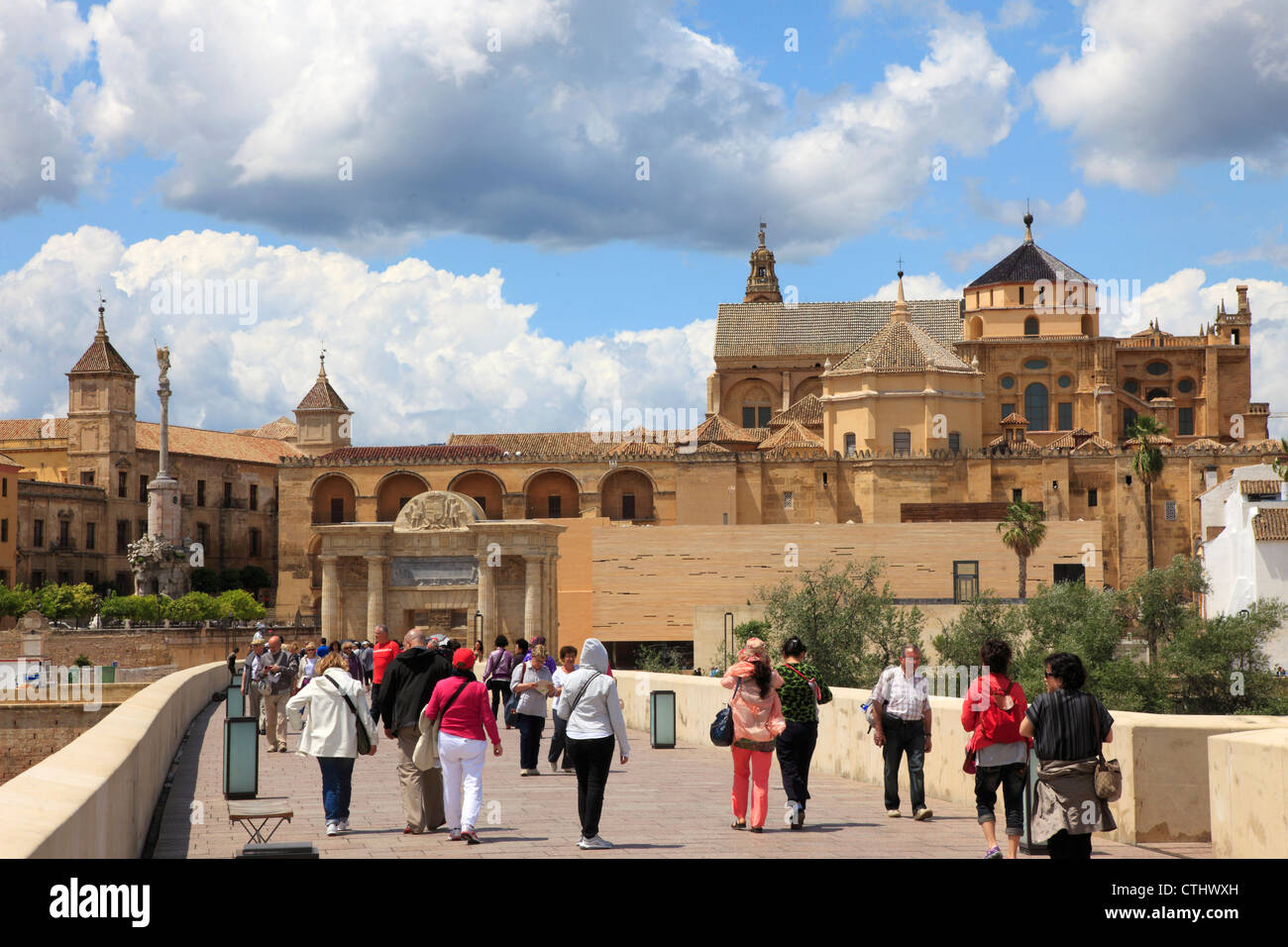 Spagna; Andalusia; Cordoba, Puente Romano, Cattedrale, persone Foto Stock