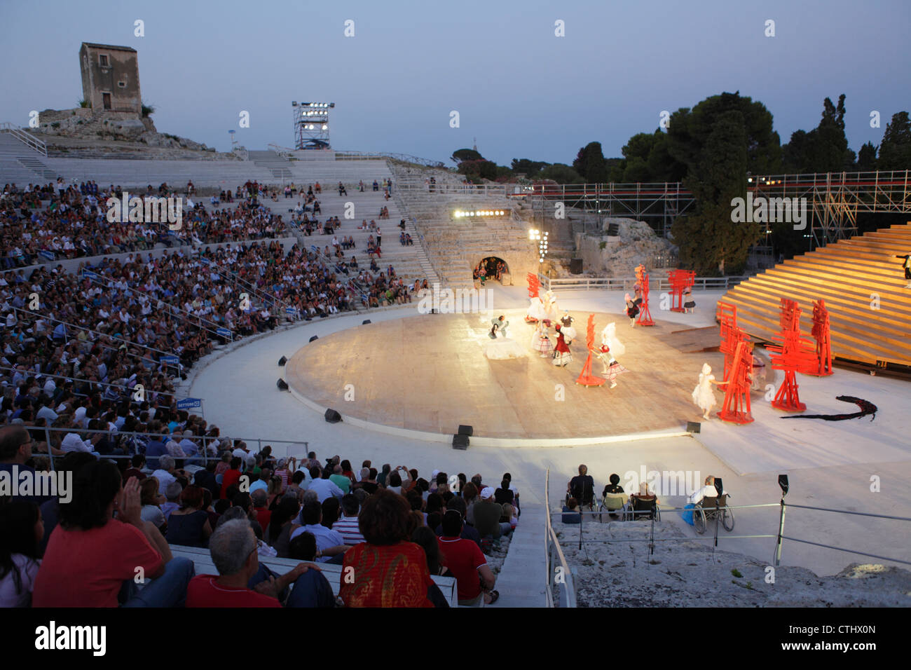 Prestazioni di 'Uccelli' da Aristophanes al Teatro Greco di Siracusa, Sicilia, Italia Foto Stock