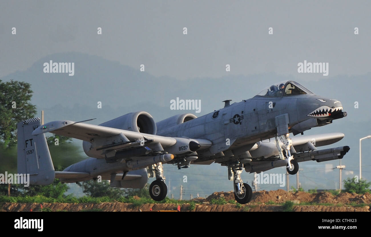 Il primo a-10 Thunderbolt II sortie per l'esercizio di preparazione operativa Beverly Midnight 12-03 decolli dalla base aerea di Osan, Repubblica di Corea, il 24 luglio 2012. L’esercizio mette alla prova le capacità di Osan Airmen durante un intensificato stato di preparazione fornendo al contempo forze pronte per combattere per un supporto aereo stretto, il controllo degli attacchi aerei, la contraerea, l’interdizione, l’ascensore aereo per teatri e le comunicazioni in difesa della Repubblica di Corea. BM 12-03 è il primo MINERALE dopo l'ispezione delle unità consolidate di aprile. Foto Stock