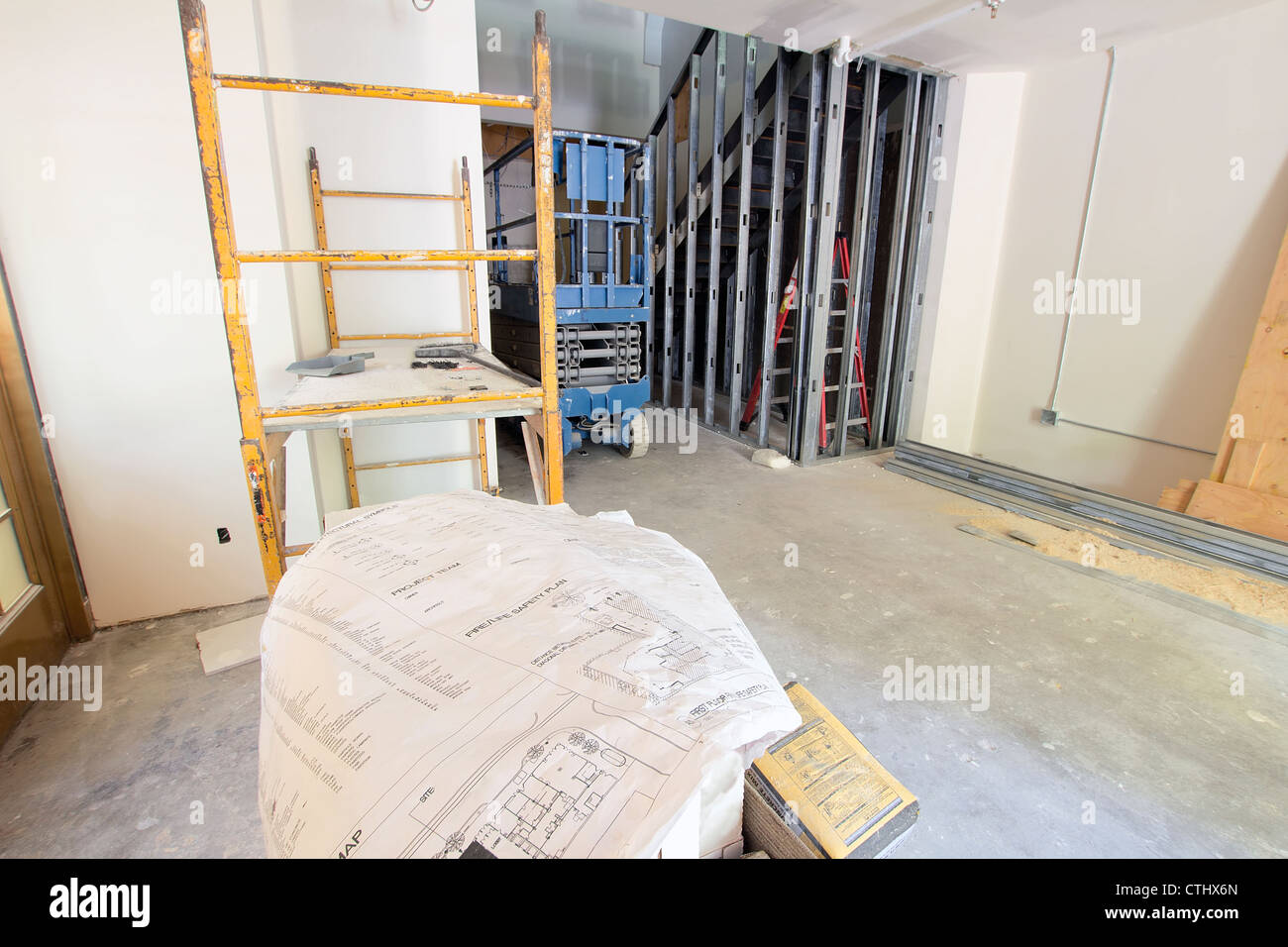 Sito in costruzione presso lo spazio commerciale con l'architetto Blueprint Plan Foto Stock