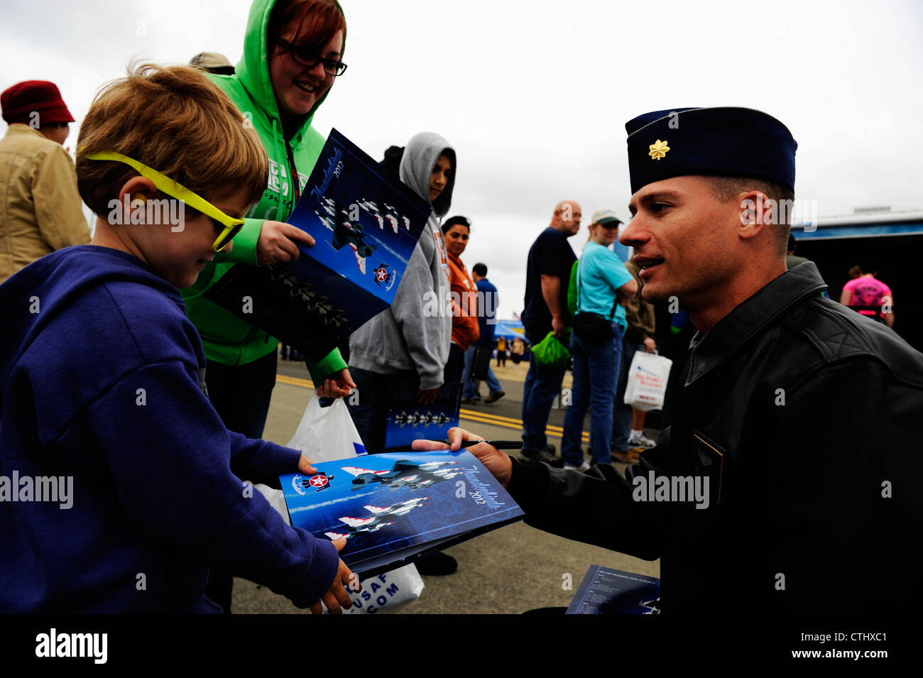 Major Nicholas Holmes, Thunderbird 4, pilota di slot, interagisce con un giovane ammiratore durante la Joint base Lewis-McChord Air Expo, 22 luglio 2012. Foto Stock