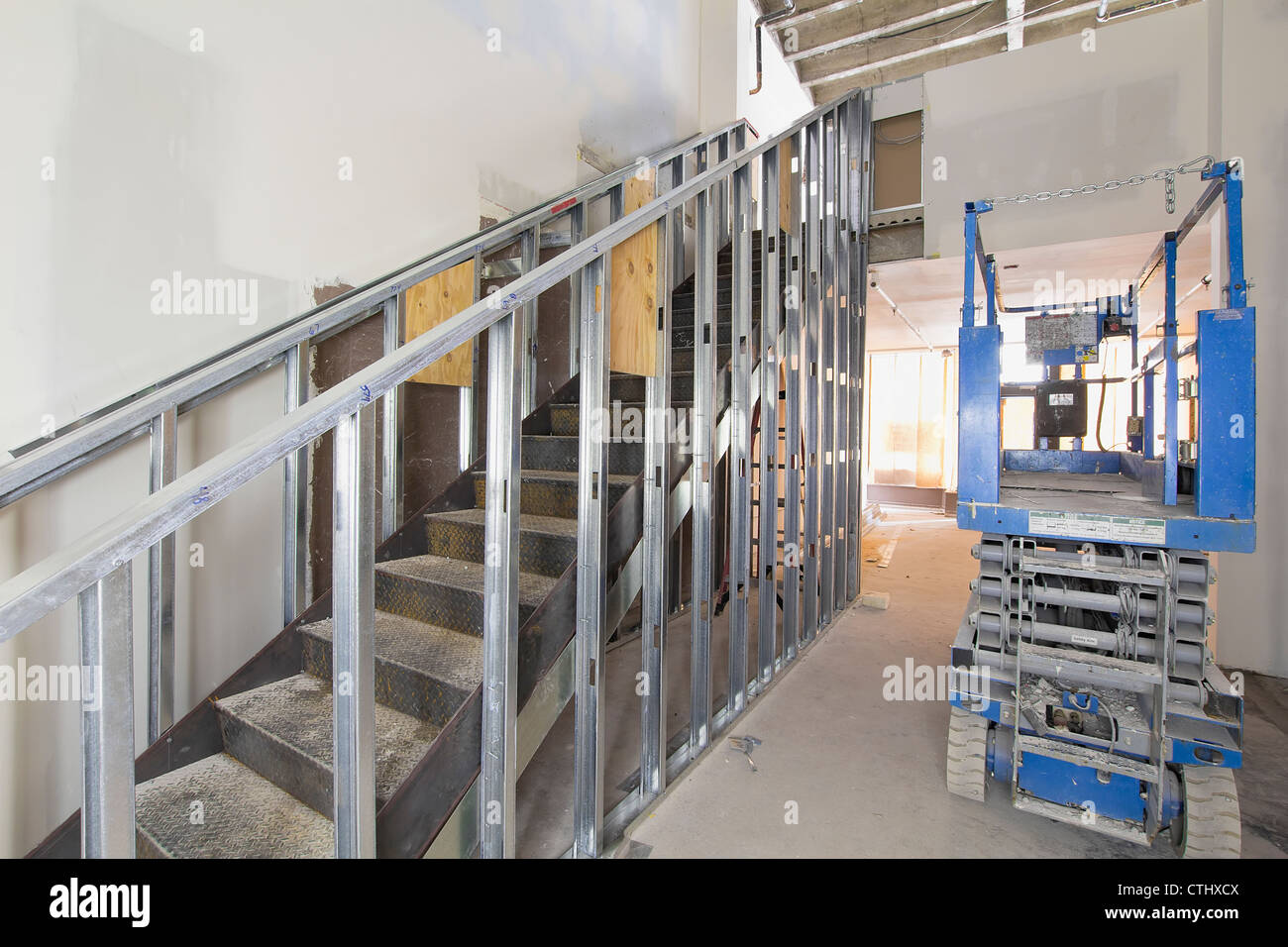 Scala in acciaio Costruzione in spazio commerciale con metallo di supporto dei prigionieri Foto Stock