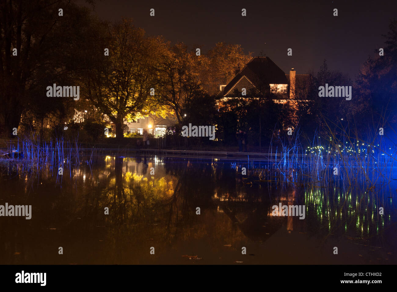 Riflesso in acqua di una casa al Glow light festival Eindhoven Foto Stock