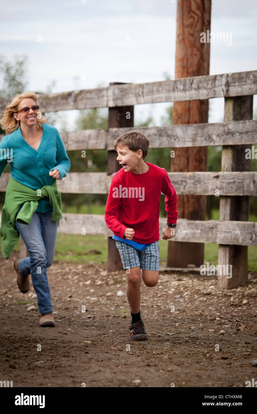 Una madre svolge Tag con suo figlio; Everson, Washington, Stati Uniti d'America Foto Stock