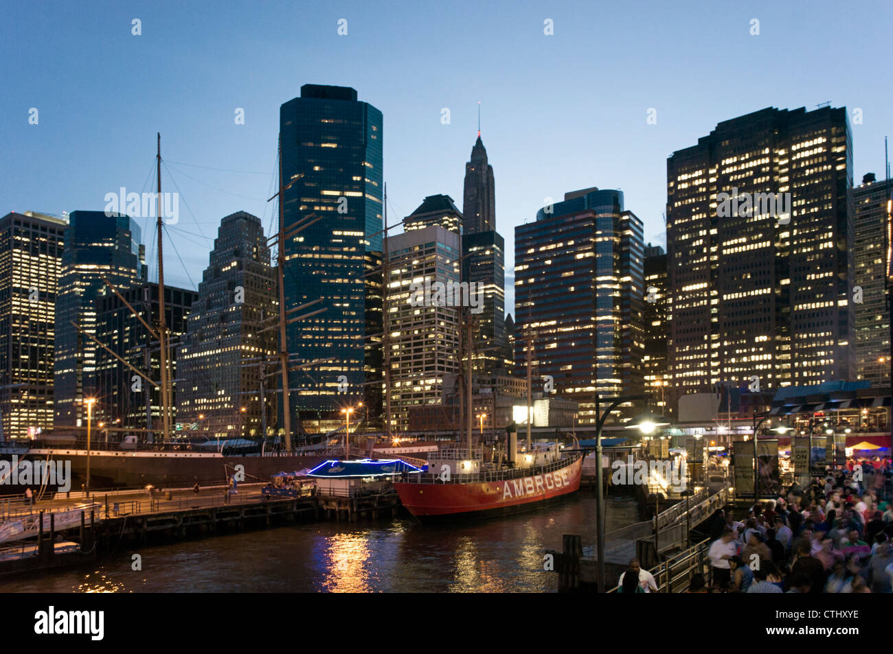 South Street Seaport Museum, Skyline di Manhattan , New York, STATI UNITI D'AMERICA, Foto Stock