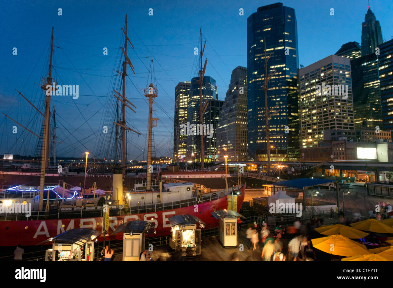 South Street Seaport Museum, Skyline di Manhattan , New York, STATI UNITI D'AMERICA, Foto Stock