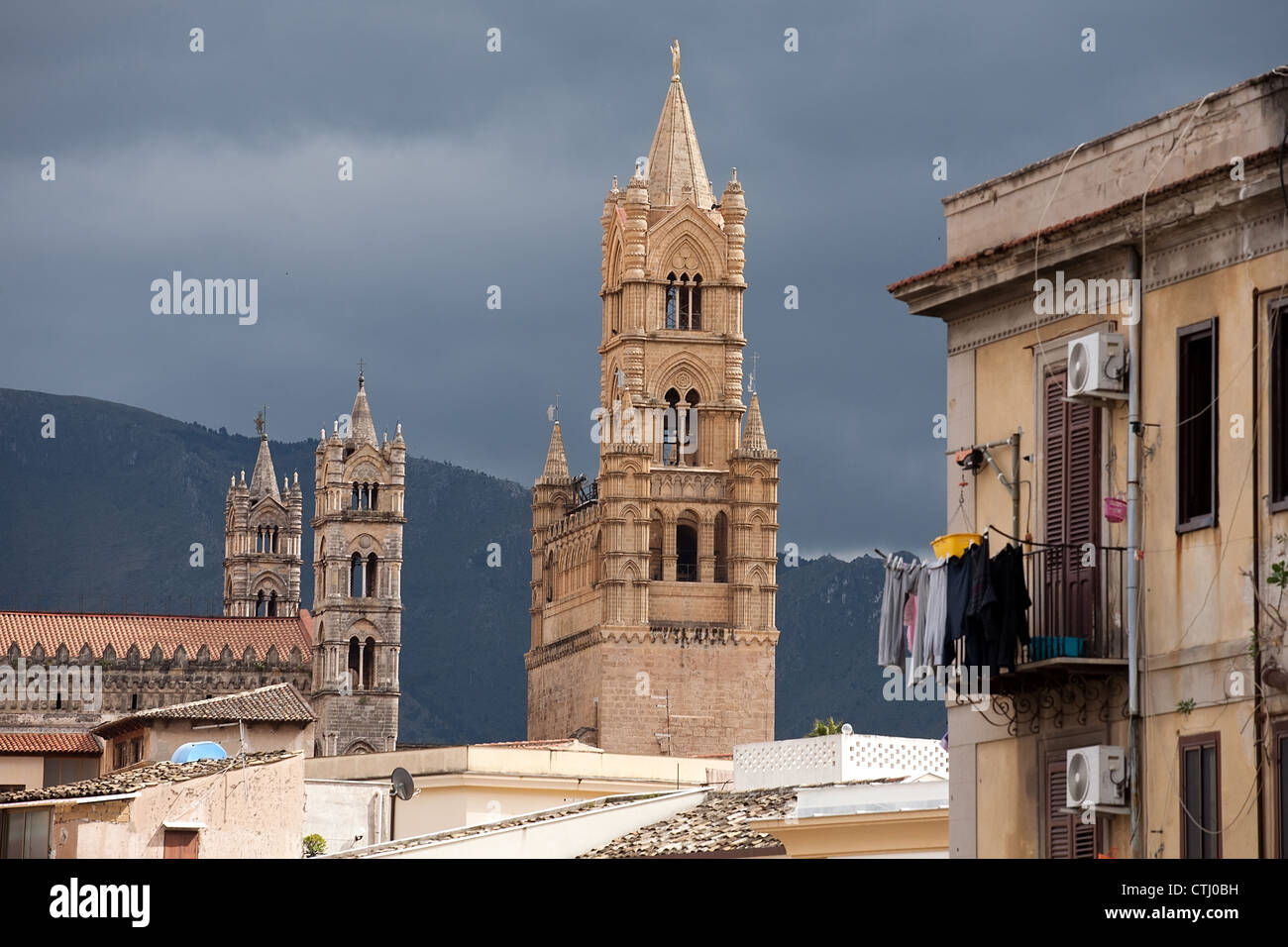 Vista di Palermo con case e vecchie tracery torri della cattedrale, Sicilia, Italia Foto Stock