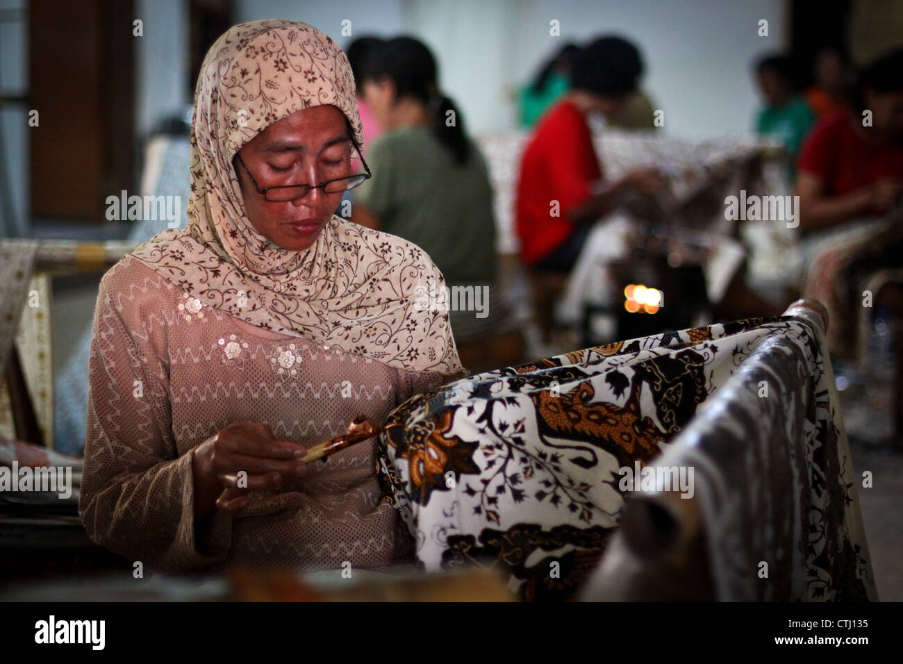 Il batik è un panno che è tradizionalmente realizzato utilizzando un manuale di cera-resist tecnica di tintura Foto Stock