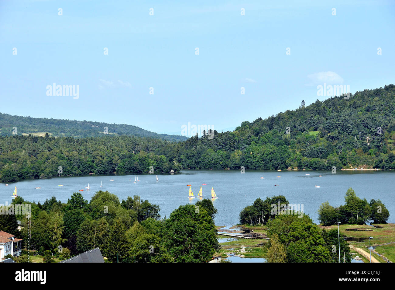 Aydat lago nel cuore del Parco Regionale di Auvergne volcnoes, Puy-de-Dôme, Auvergne, Massif-Central, Francia Foto Stock
