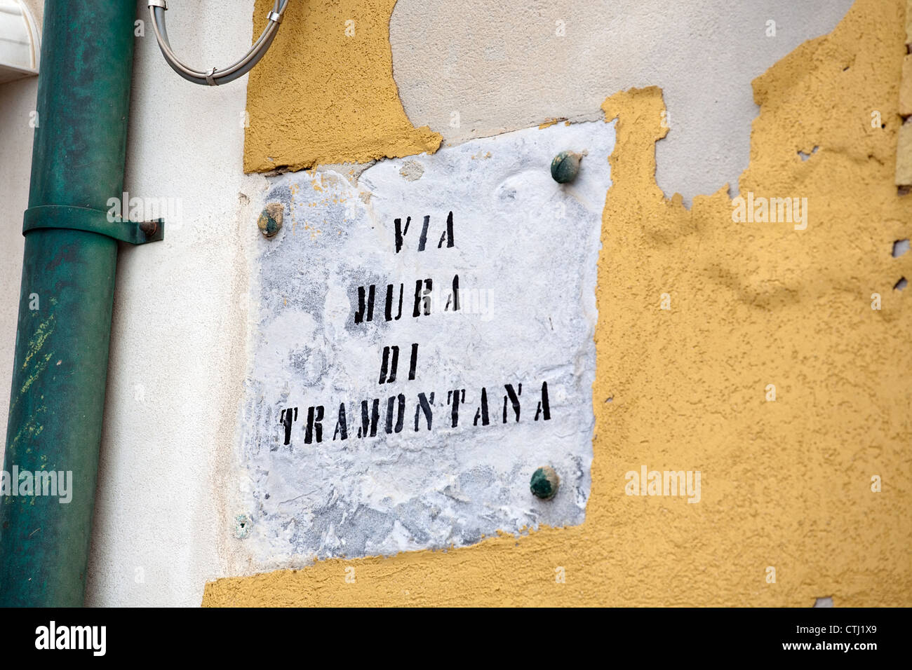 Street titolo iscrizione sulla parete del vento del nord, la città di Trapani, Sicilia, Italia Foto Stock