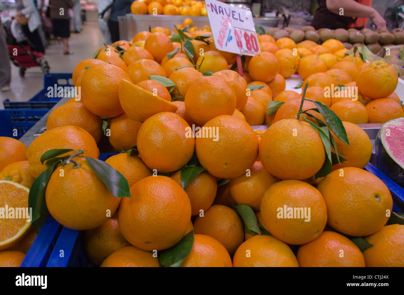 Arance e frutti al mercato centrale di Valencia. Architettura del modernismo Foto Stock