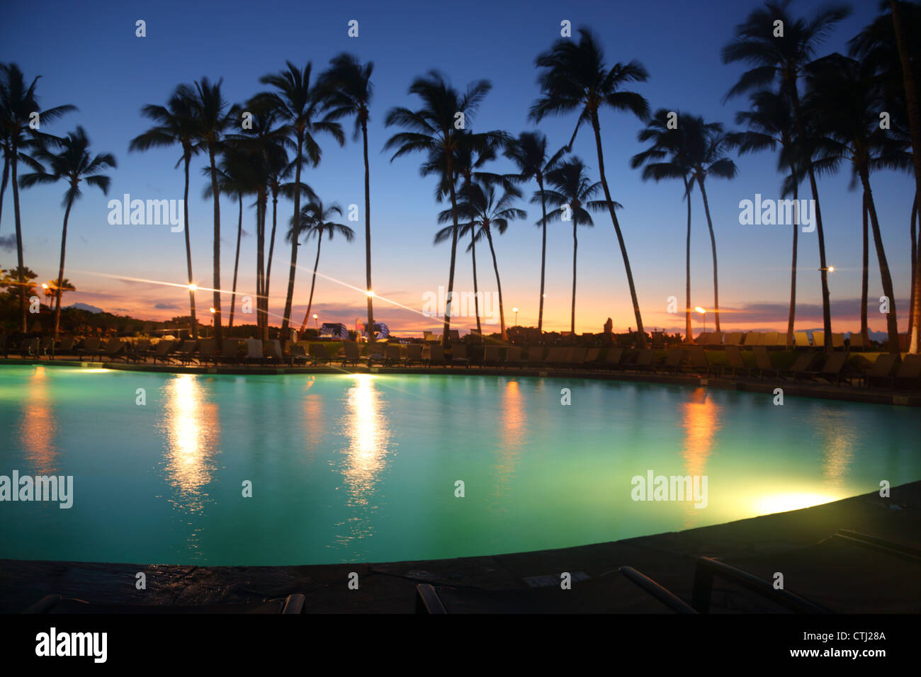 Tramonto presso la piscina del resort Hawaii Foto Stock