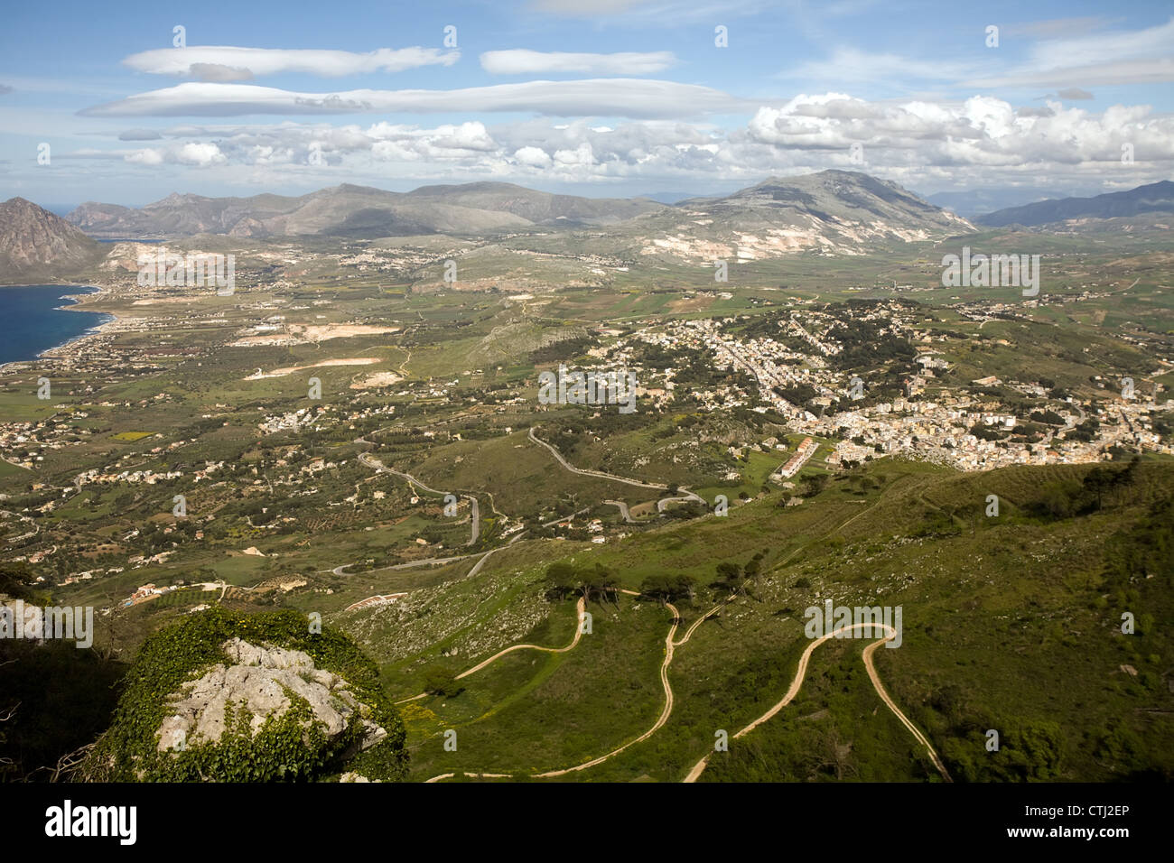 Vista aerea della bellissima valle verde, la città di Erice, in Sicilia, Italia Foto Stock