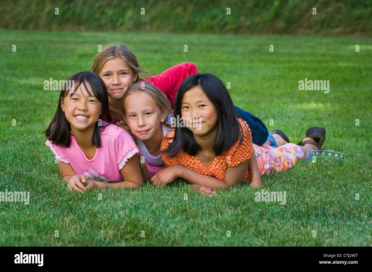 Un gruppo di ragazze in un prato; Edmonton, Alberta, Canada Foto Stock