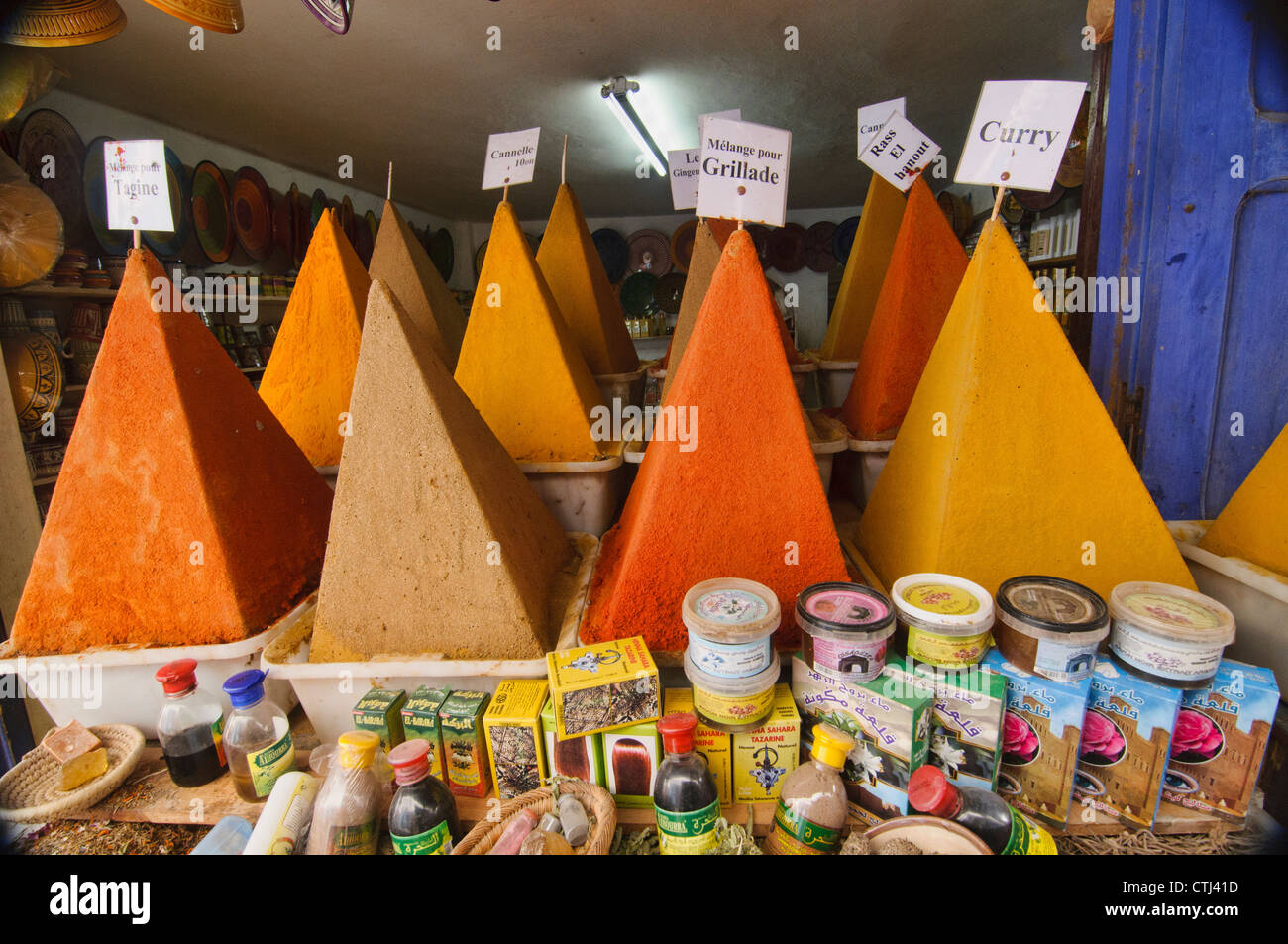 Spezie nel souk mercato di Essaouira, Marocco Foto Stock