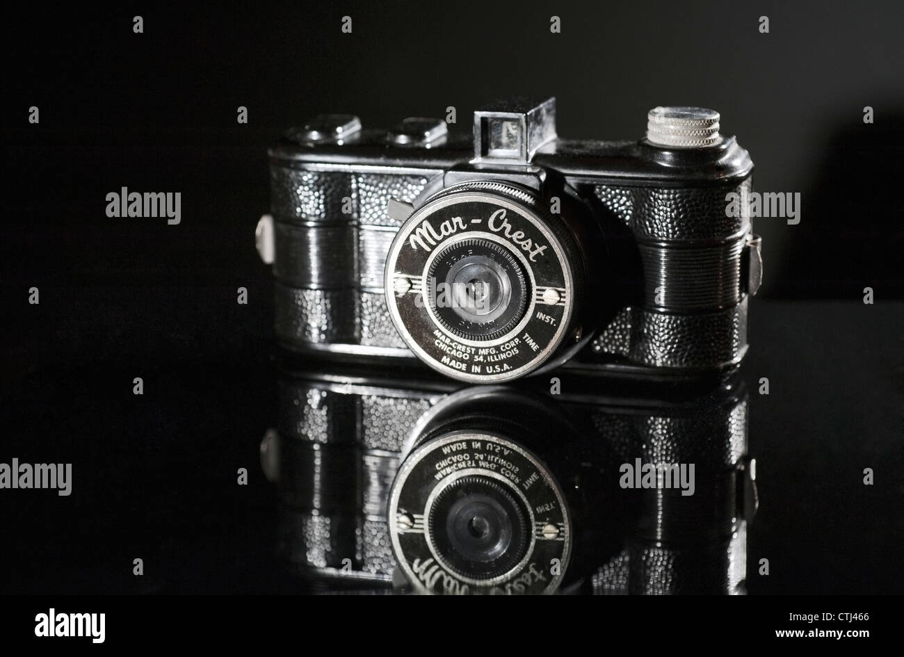 Vintage Mar-Crest 127mm fotocamera a pellicola nero su sfondo riflettente Foto Stock