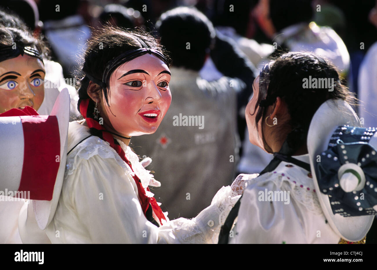 Danzatori mascherati durante la Virgen del Carmen fiesta di Paucartambo, Perù. Foto Stock