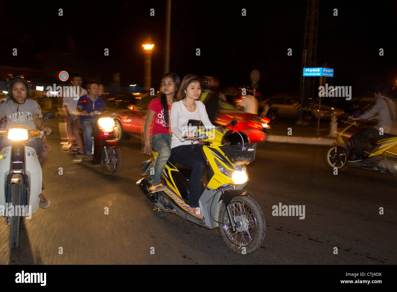 Motore cylcles di notte nei pressi di Indepence monumento, Phnom Penh , Cambogia Foto Stock