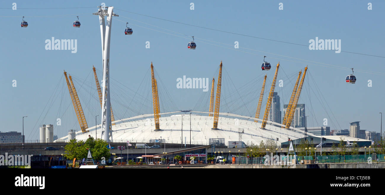 Emirates Air Line funivie visto di fronte all'arena O2 Dome visto dal Royal Docks Varcando il fiume Tamigi che collegano a North Greenwich Inghilterra REGNO UNITO Foto Stock