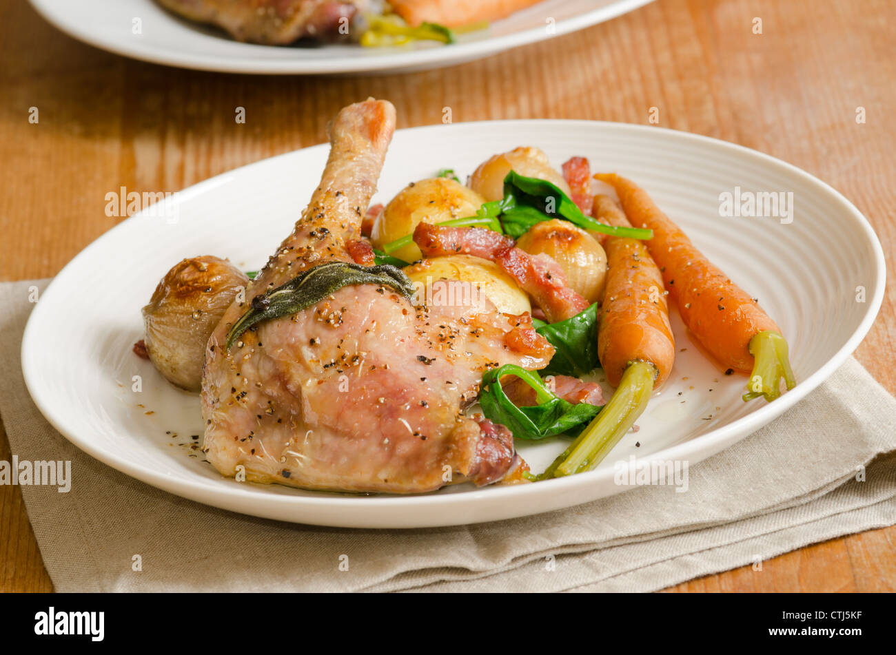 Anatra con patate, spinaci e pancetta Foto Stock