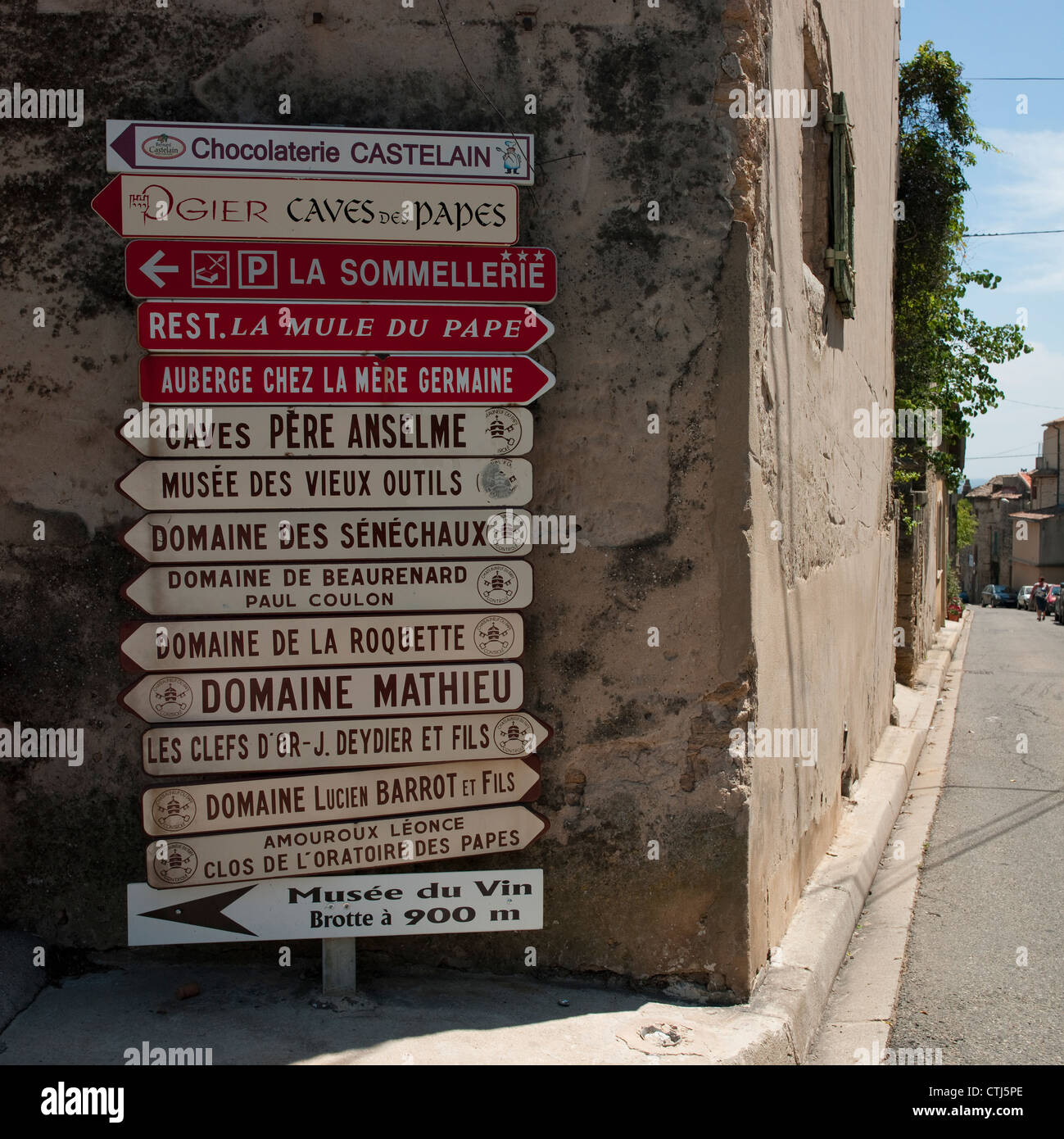 I produttori di vino dei segni nel villaggio di Chateauneuf du Pape nella Vaucluse Provence, Francia meridionale Foto Stock