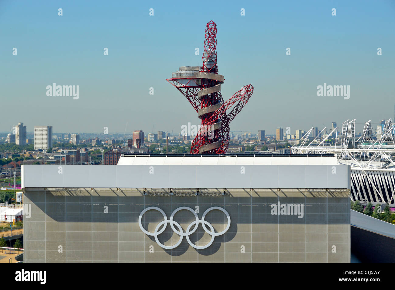 Anelli olimpici sul Aquatics Centre con la ArcelorMittal orbita al di là della torre nel 2012 Olympic Park Newham Stratford East London Inghilterra England Regno Unito Foto Stock