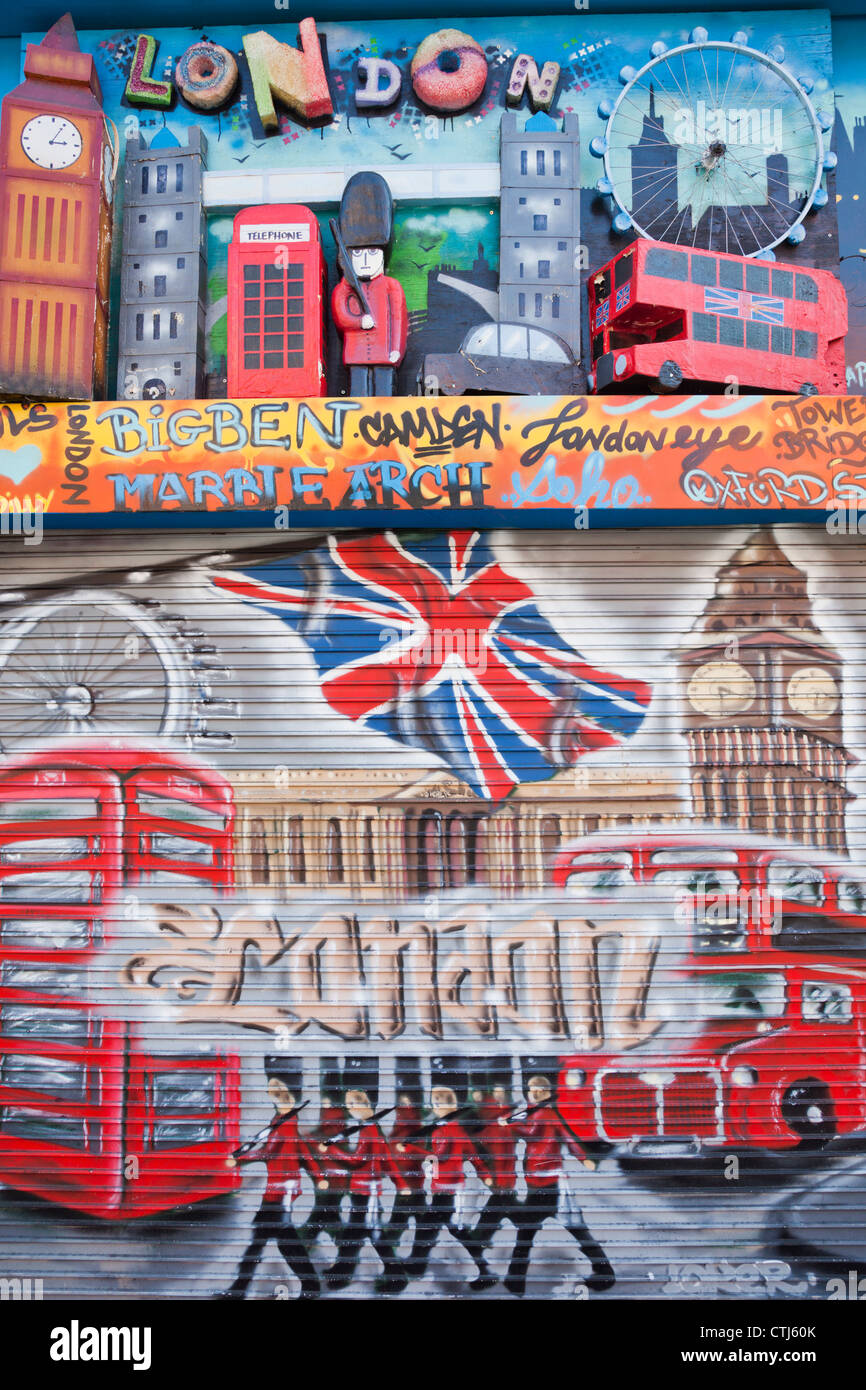 Inghilterra, Londra, Camden, Camden High Street, Vetrina otturatore, Graffiti di iconica scene di Londra Foto Stock