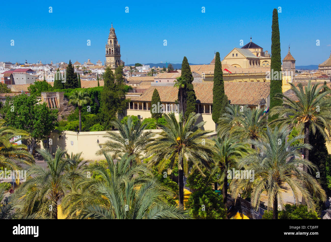 L'Alcazar dei Re Cattolici e la torre minareto della Grande Moschea. Cordoba. Andalusia, Spagna Foto Stock