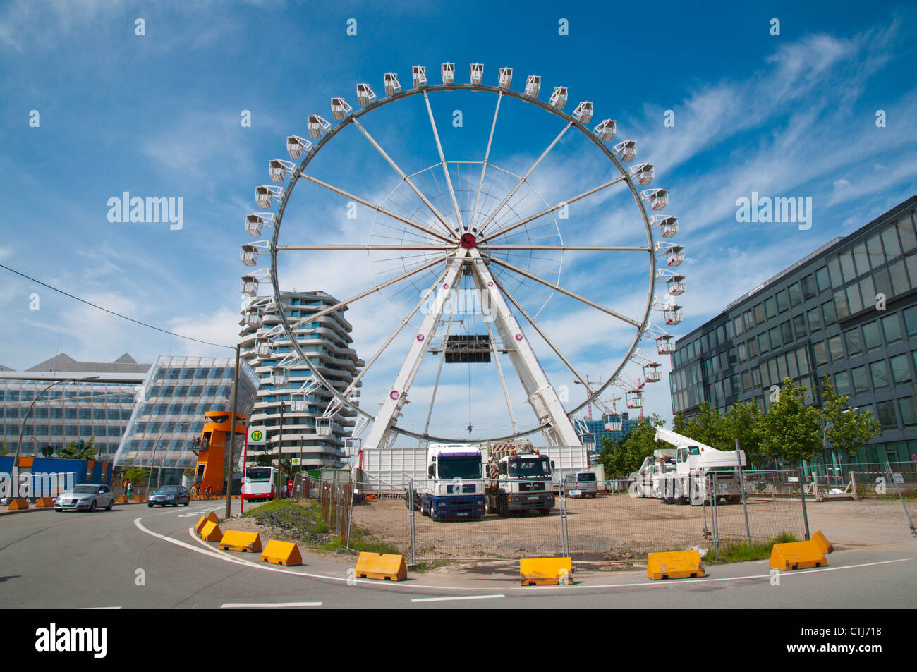 Ruota panoramica Ferris in area HafenCity sotto sviluppo centro di Amburgo Germania Europa Foto Stock