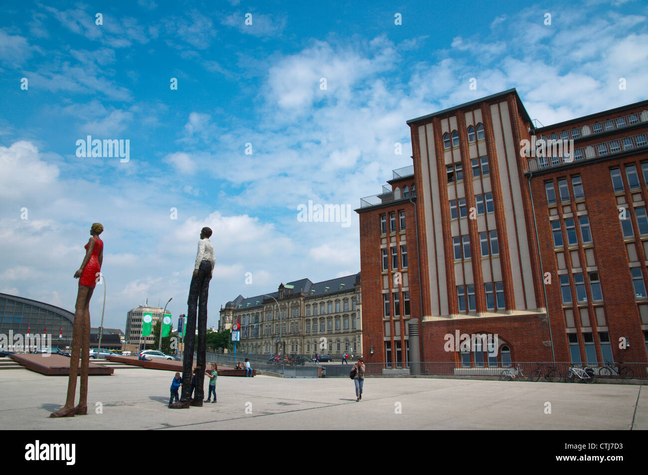 Arno-Schmidt-Platz con Mann und Frau l uomo e la donna della statua di Stephan Balkenhol centro di Amburgo Germania Europa Foto Stock