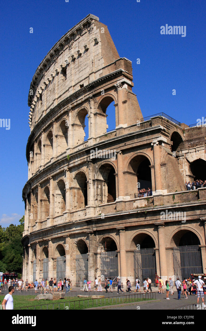 Il Colosseo di Roma con il cielo blu, Italia Foto Stock